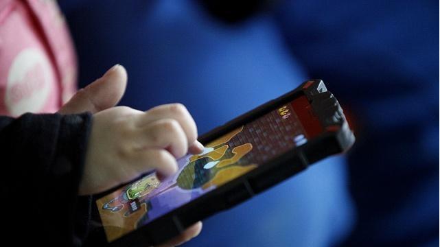 水果|总喜欢在睡前玩手机的人，不用多久，就会有7个“毛病”