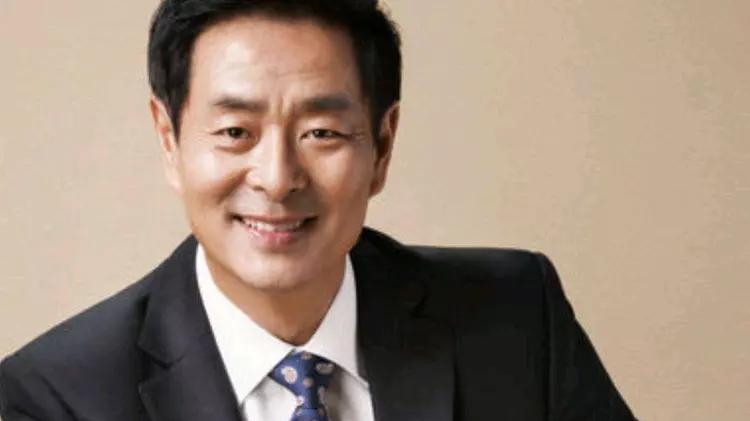 吕丽萍|被吕丽萍夸赞演技，濮存昕一个月后发文，爱国是底线！