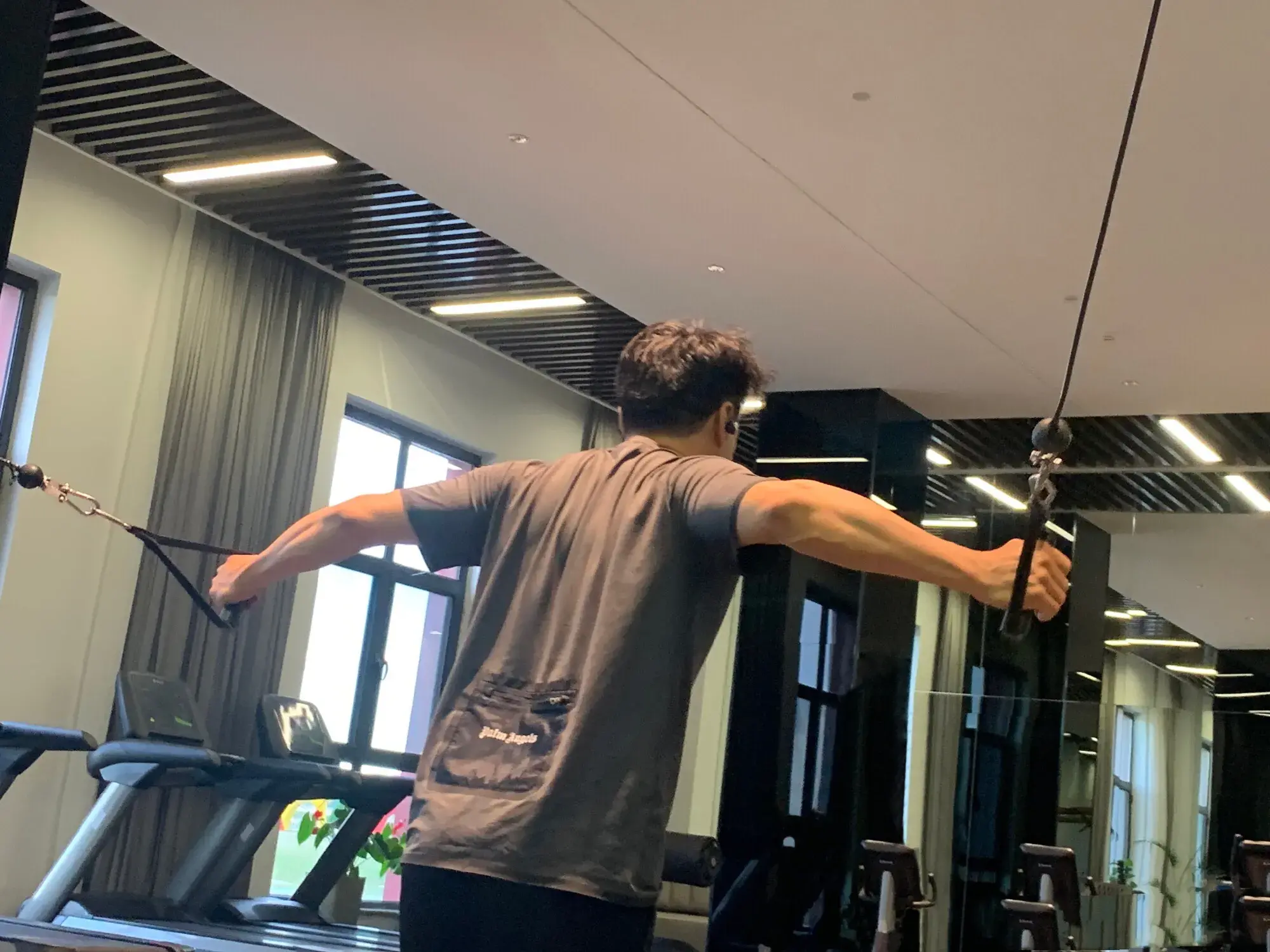 老年病|47岁段奕宏居然肌肉健硕，人到中年，要靠运动和自律帮你阻止油腻