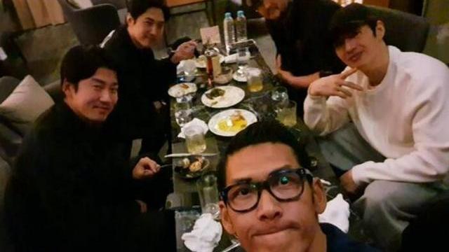 尹启相|尹启相与成员相约聚会，朴俊炯贴出自拍照5人齐聚，歌迷激动不已