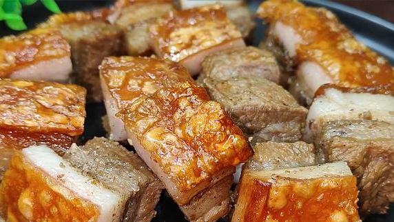 五花肉|夜市火爆的脆皮五花肉，教你在家做，掌握2个细节，皮酥肉又嫩