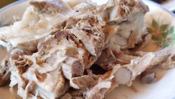 云南|云南古镇一条街都在卖的美食，客人的心头之爱，环境差也吃得欢