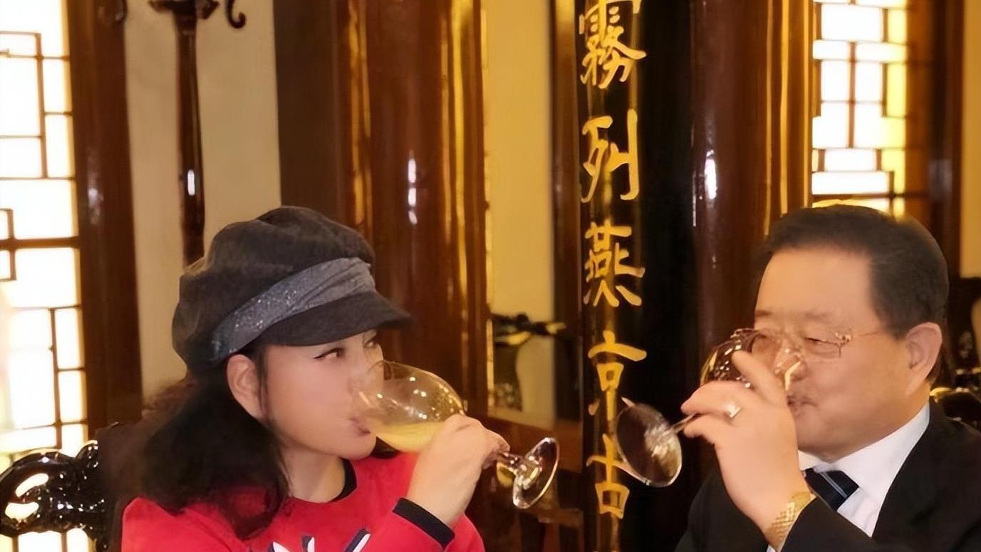 刘晓庆|刘晓庆携丈夫家庭聚会，穿卡通卫衣扮小姑娘，四婚富豪丈夫受追捧