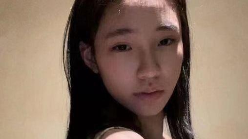 饮食|小S女儿瘦身太过，穿吊带暴露孱弱体态，眼神迷离看着太没精神