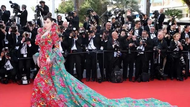 章子怡|中国女星戛纳8大惊艳场面，为巩皇清场3分钟，章子怡鱼尾裙秀美背