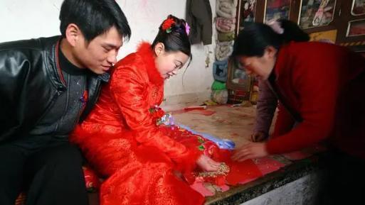 结婚难正在走向“两头婚”，悄然流行意味着什么？你是否能接受？