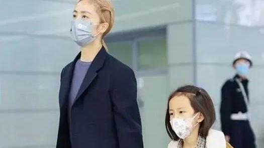 韩红|黄磊真幸福，老婆一头黄发可以走女团风，小女儿比黄多多还有气质