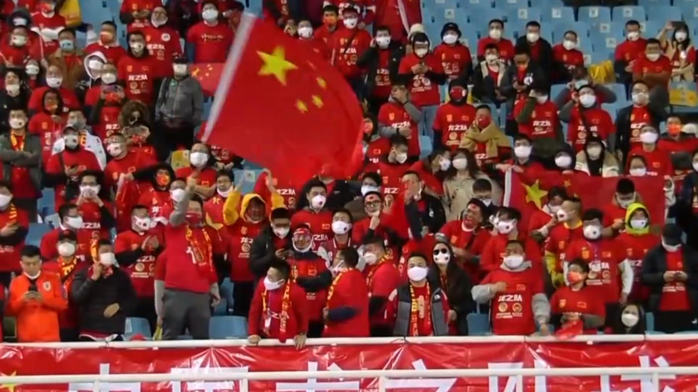 国足|国足1-3越南！徐新叉腰叹气，教练组沮丧，台上球迷仍在挥舞国旗