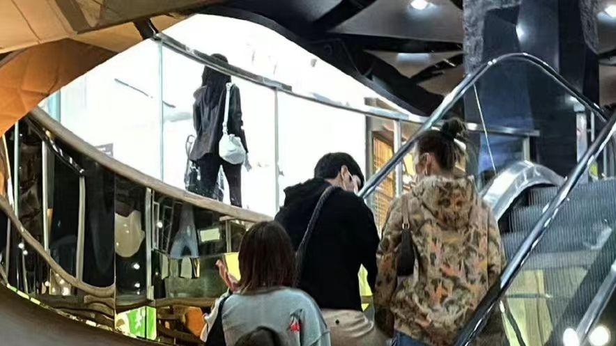 刘雯井柏然三里屯逛街！手拉手被超多网友看到，刘雯穿迷彩衣好帅