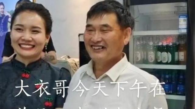 朱之文|大衣哥为袁庆龙虾馆剪彩，酒足饭饱后高歌助兴，红颜知己一脸崇拜