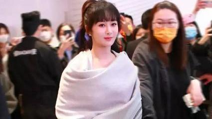 蒋欣|杨紫终于女人味了一回，随意穿搭却尽显雍容，再不是小姑娘了！