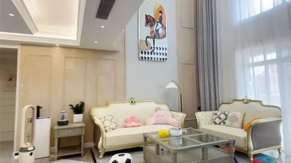 一家六口的405㎡顶层大宅：巧妙利用阁楼，装修出9室4厅5卫