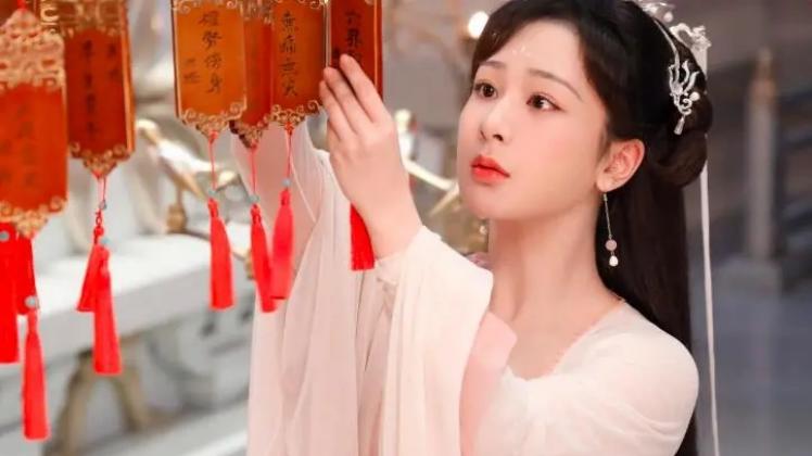 香港|自称长得不好看却成顶流，杨紫如何扛起《沉香如屑》的口碑？