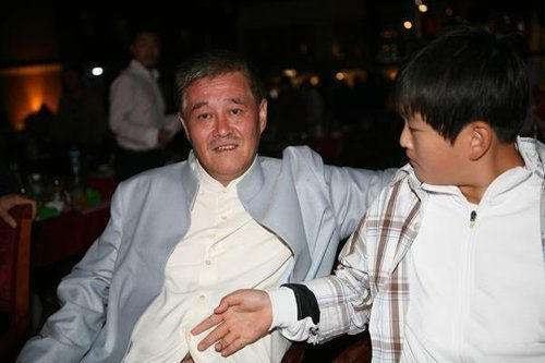 赵本山|赵本山儿子直播爆料：我爹买2亿的私人飞机，我却抽10块一包的烟