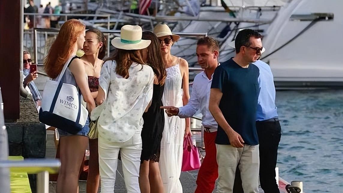 邓文迪|邓文迪带俩女儿度假，小女儿似妈翻版长女胖，她穿透视装抢风头