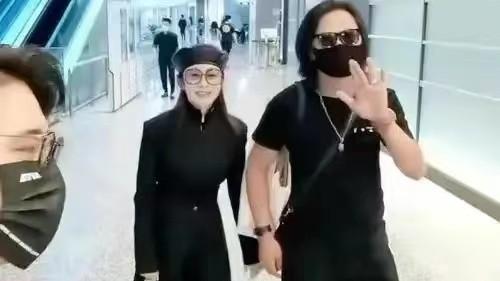 张敏|张敏太端着了，携小10岁丈夫逛街打扮隆重像是走红毯，太有距离感