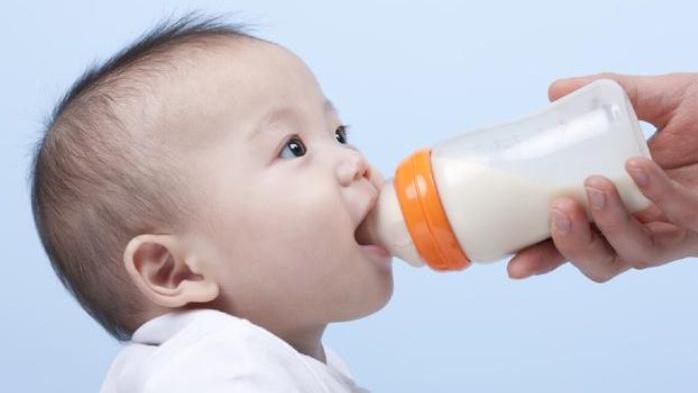 宝宝2岁后，该喝配方奶粉还是纯牛奶？家长别听奶粉商的忽悠了