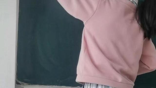 |太萌了！田静父亲分享外孙女生活片段，悦悦变身小老师，有模有样