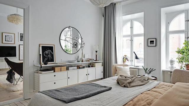 30岁成熟女人白色主题的小户型公寓，非常素净，酒柜和收纳柜很绝