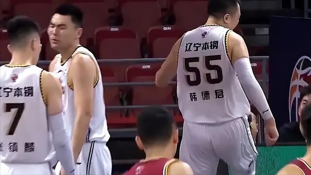 蒿俊闵|破案了！CBA“最老实的人”吃T，韩德君怒踢广告牌被严罚不冤