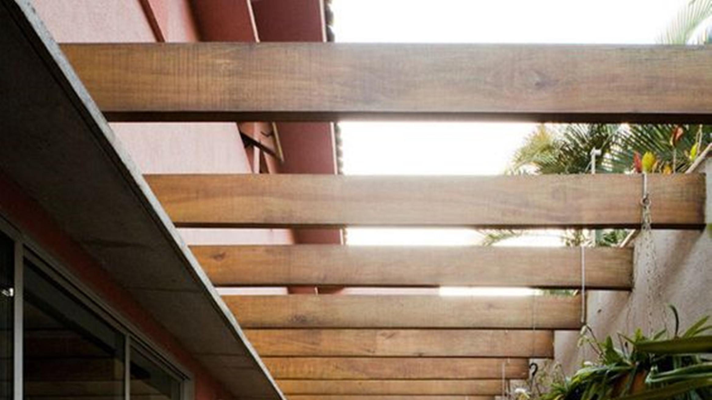 后院又窄又小，为了安全顶部装层防盗网，比起阳光房不算违建吧？