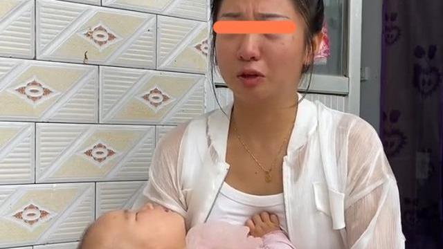 00后单亲妈妈独自在娘家抚养孩子，谈及离婚原因忍不住潸然泪下！