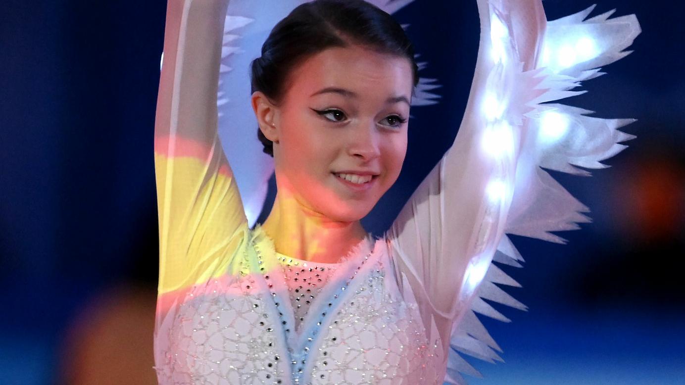 “千金”谢尔巴科娃化身绝美白天鹅太美！发光的翅膀绝了，美哭了