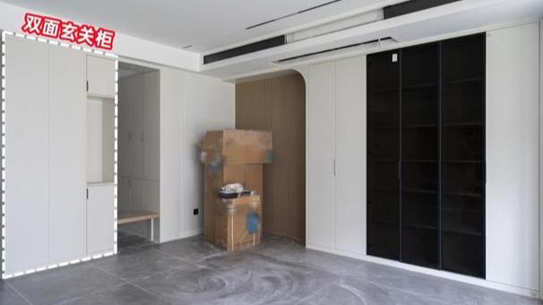 进门见厅，干脆定制个玄关柜做隔断，双面储物设计，储物也翻倍！