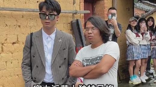 阿Sa|恋小薇路人视角曝光，头发油腻肚腩突出，弯腰驼背宛如中年大叔