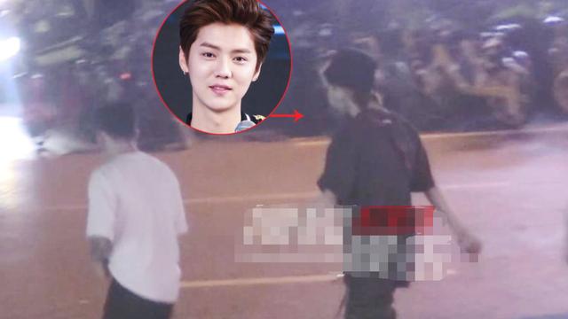 鹿晗|鹿晗深夜会友戴渔夫帽扮潮男，走路含胸驼背，未见女友关晓彤陪伴