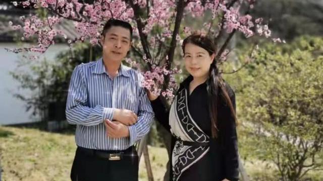 许敏|相濡以沫的爱情！许敏姚爸近照曝光，桃花树下甜蜜合影引热议