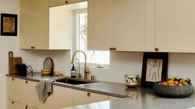 被这位女主家的配色美到，香草色厨房那叫一个精致，感觉太棒了