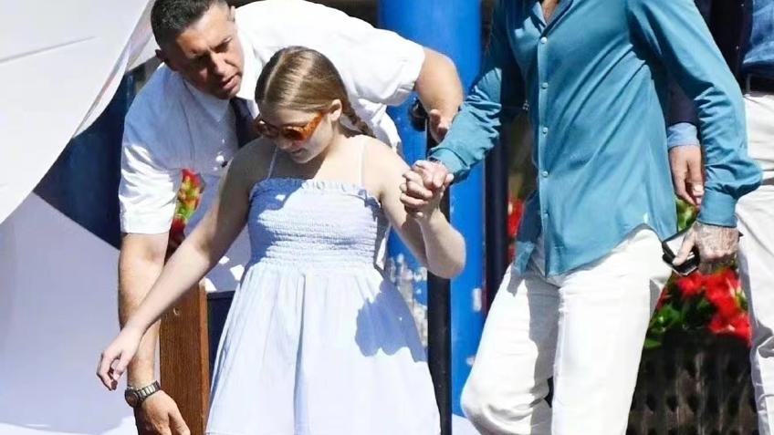 哈珀·贝克汉姆|贝克汉姆女儿身形太圆润！四肢粗壮白白胖胖，被帅气老爸亲吻一脸淡定