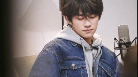 易烊千玺|易烊千玺拍杂志挑战“油头”，效果却很意外，谁还说他比不过王源