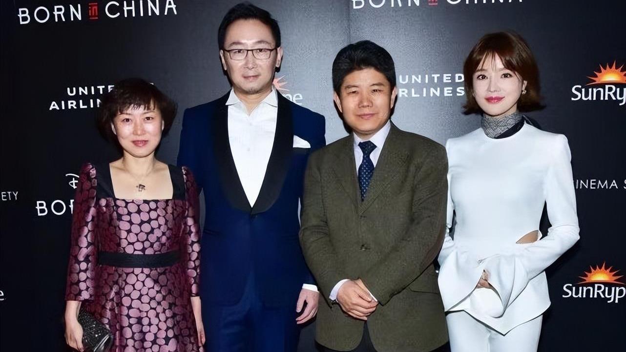 陆川|陆川妻子太漂亮了！夫妻罕见合体她打扮好精致，被老公牵手好娇羞