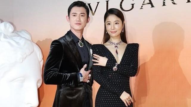 林心如|林心如为了抢镜头挺拼的，一袭黑白衬衫长裙好隆重，深V也很高雅