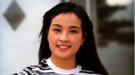 刘晓庆|30年前的刘晓庆好潮流，黑白横纹连衣裙，简直就是原生态美女