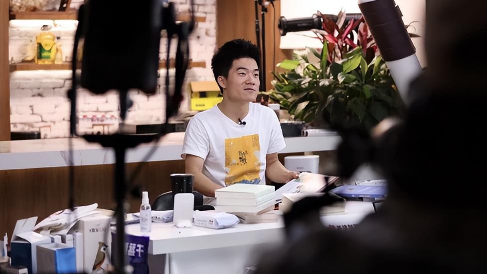 贾乃亮|同样都是直播带货，把董宇辉和贾乃亮一对比，差距就出来了