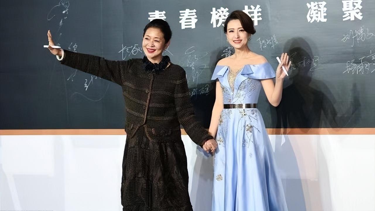 倪萍|倪萍张蕾同框，前辈倪萍着装优雅不落俗套，后辈张蕾瞬间显暗淡