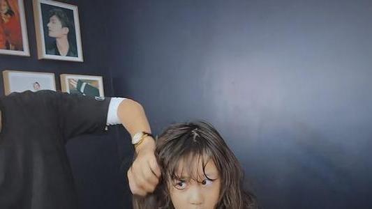 孙莉|孙莉小女儿烫发视频引热议，黄磊放养式教育再次掀起两极化评价