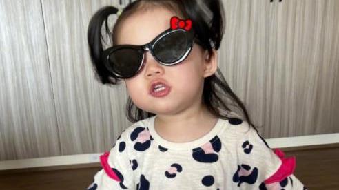 小姐姐|向太晒孙女近照，小奶皇扎双揪揪戴墨镜超可爱，眼睛像爸爸向佐