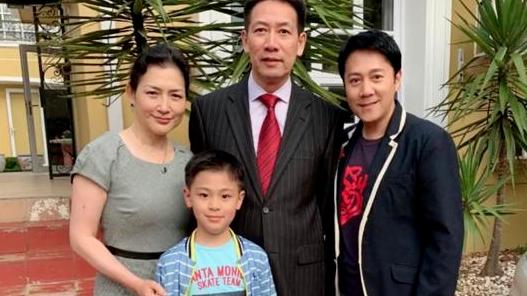 蔡国庆|蔡国庆首次晒全家福，素人妻子十年首露面，长相贤淑身材高大