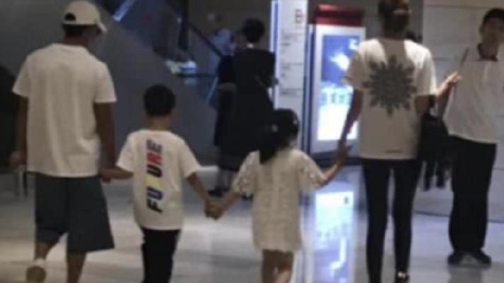 王宝强|40岁的王宝强深夜酒吧玩乐，身材发福打扮朴素，与女友冯清各玩各的