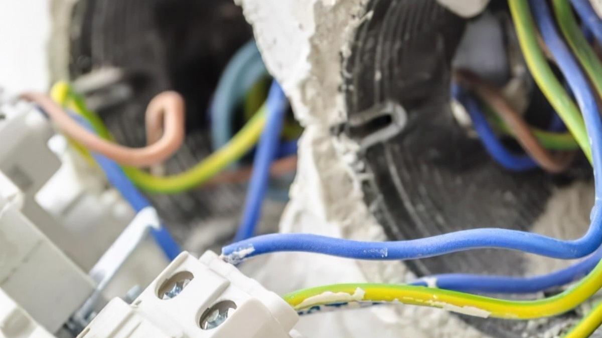 装修时，电线用硬线还是软线？老电工未必都懂，选错费电又危险！