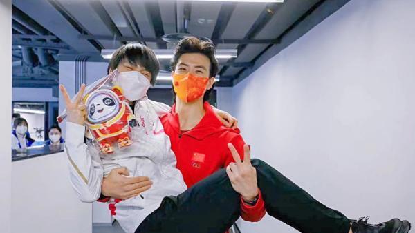 羽生结弦|太可爱！羽生结弦戴冰墩墩帽子，专注彩排表演赛，与金博洋聊天