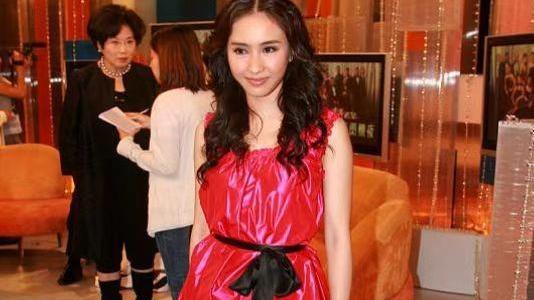 白客|黎姿蔡少芬同框，黎姿洋娃娃装太甜，蔡少芬化油腻浓妆大翻车