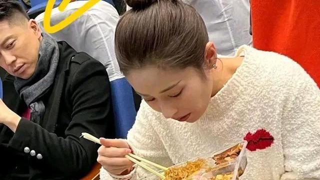 颖儿|颖儿太能“装”了，春晚后台饭量大被围观，王雷的眼神直接亮了