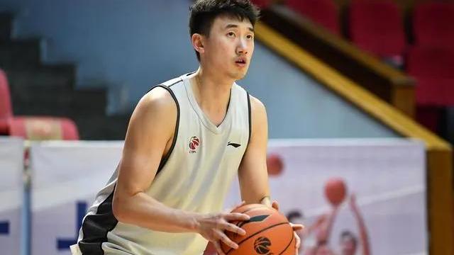 新疆男篮|CBA三消息：阿的江四年续约新疆，山东四将确定离队，李大公子遭清洗