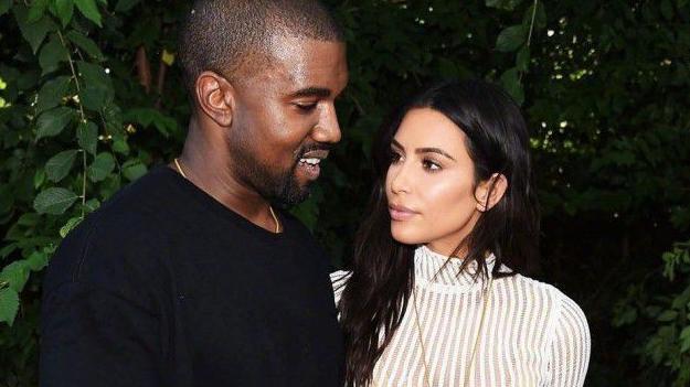 金·卡戴珊|卡戴珊离婚后高调晒照，深夜出街，沙漏身材太绝，看不出生4胎