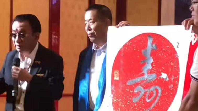 侯耀华|75岁侯耀华参加生日会！近10位年轻女性穿古装端菜，场面高端震撼